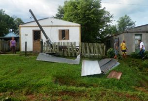 Casas destelhadas devido o vento muito forte.
