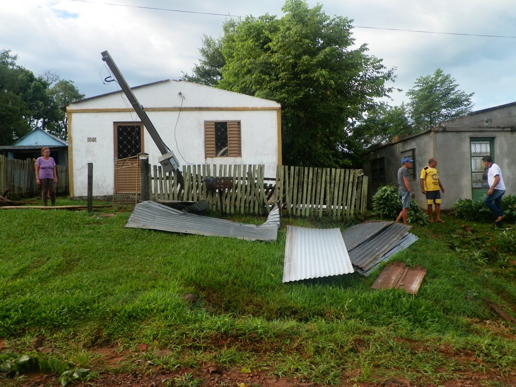 Casas destelhadas devido o vento muito forte.