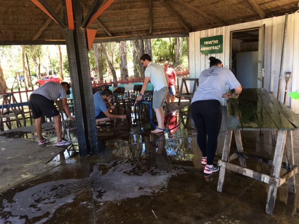 Mutirão de limpeza e embelezamento na Praia e Camping Rainha do Sol