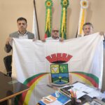Executivo Municipal entrega bandeira de Manoel Viana à Loja Maçônica Acácia do Ibicuí 377.