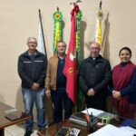 Executivo municipal recebe a visita da Bandeira do Divino Espírito Santo.