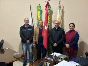 Executivo municipal recebe a visita da Bandeira do Divino Espírito Santo.
