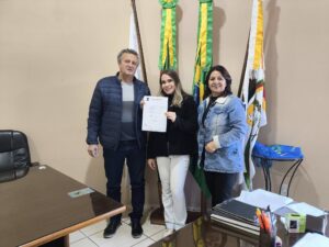 Nova professora toma posse em Manoel Viana!