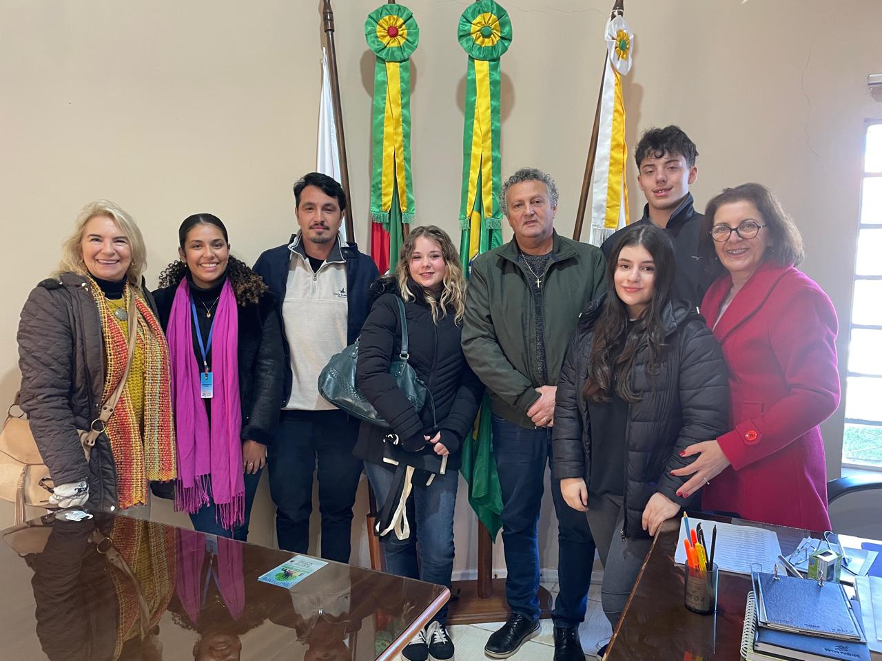 Manoel Viana recebe estudante americana Fiona Jackson Trujillo.