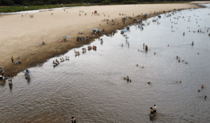Sol, calor, esporte e lazer tomam conta da temporada de Praia e Camping Rainha do Sol em Manoel Viana