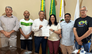 Entrega de ofício que destina recursos ao município