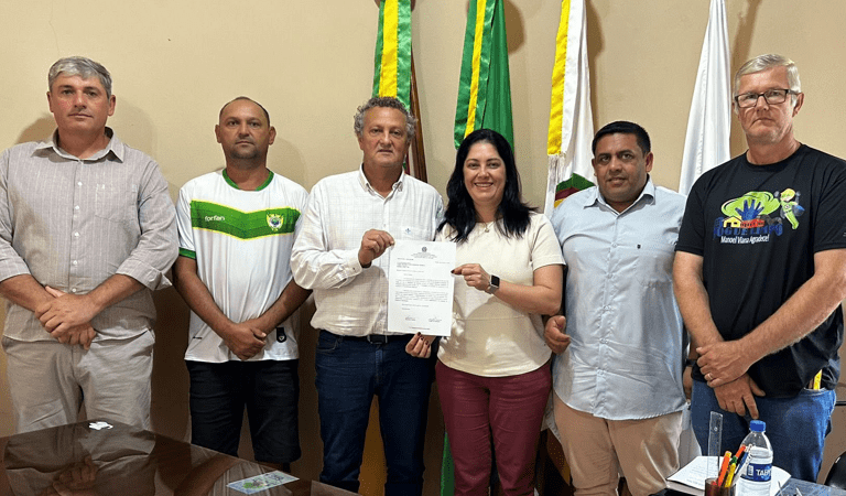 Entrega de ofício que destina recursos ao município